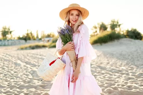 Trend na lato 2023: różowe sukienki