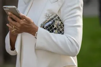 Srebrne torebki – podpowiadamy, jak je nosić i na jakie okazje będą idealne