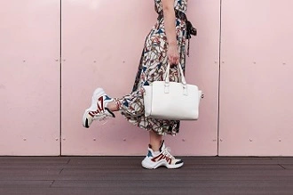 Białe torebki: 3 pomysły na stylizacje na co dzień