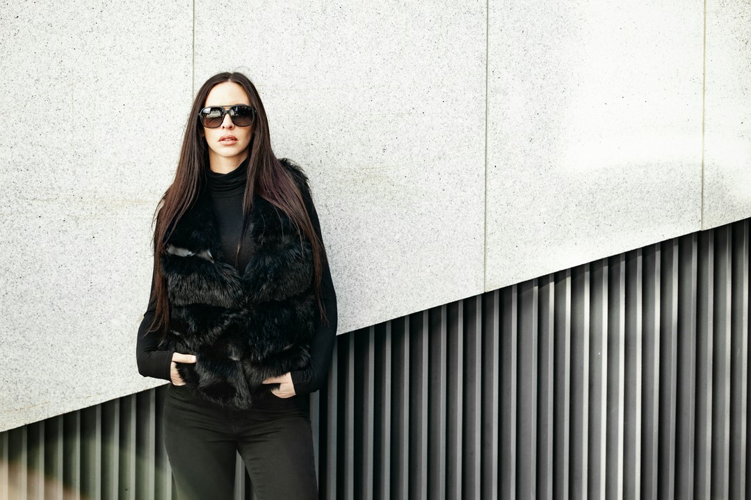 Jaka torebka do sztucznego futra? Sprawdź, jak stylowo nosić futro