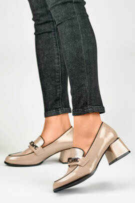 Eleganckie beżowe półbuty na niskim słupku