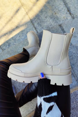 Beżowe botki damskie na beżowej podeszwie