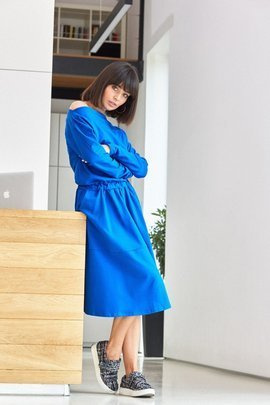 Sukienka z rozkloszowanym dołem - chabrowa