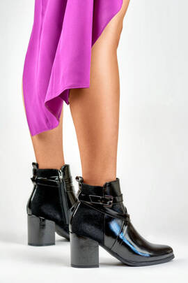 Eleganckie czarne botki damskie z ozdobnym zapięciem